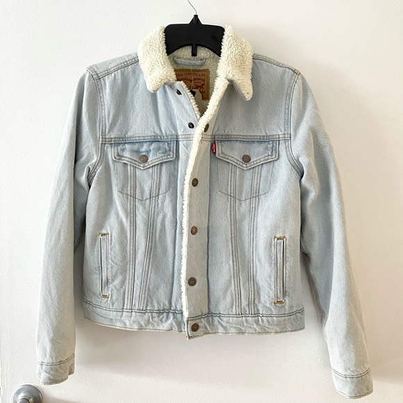 Levi's Jackets & Blazers - HP 💕 Levi's Women's Original Sherpa Trucker NWT